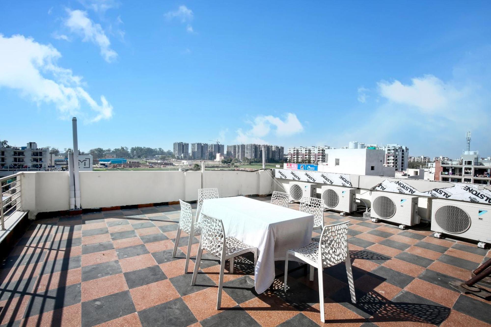 Hotel Woodcrest By Sidham Group !! Comfortable And Peaceful Stay !! Top Rated !! Preferred Hotel Chain Zirakpur Esterno foto